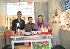 Het Duitse bedrijf Jentschura was ook van de partij. Op de foto staan Barbara Jentschura (rechts), Erika Kaiser en Simon Hankamp met hun biologische voeding en verzorgingsproducten.